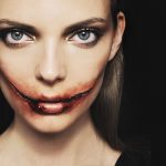 Una donna indossa le sue lacrime come gioielli